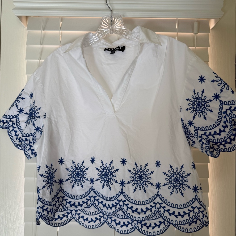 NVLT Womens Short Sleeve Embroidered Top (EUC)